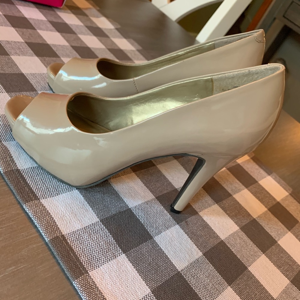 Peep toe pump